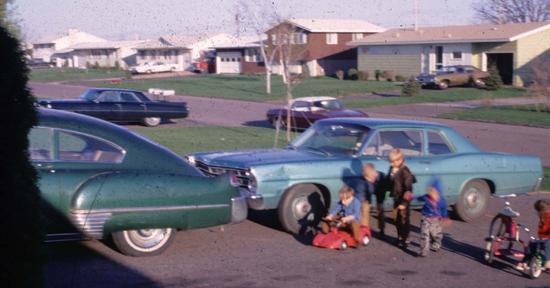 Illustration for article titled Can You Identify All The Cars In This 1970 Photograph?